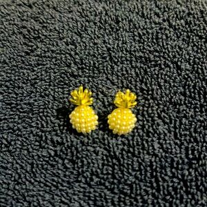 Gold pineapple 🍍 earrings with pearls